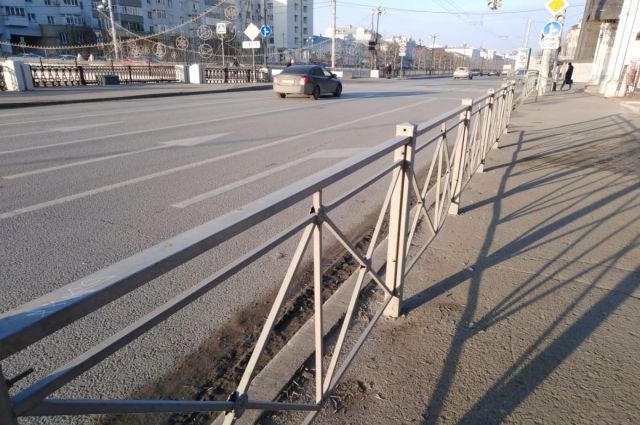 Вдоль дорог в Оренбурге установят еще пешеходных ограждений на 11,5 млн рублей