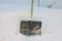 Оренбуржцы в соцсетях жалуются на чистку дворов от снега и бурно обсуждают свежую памятку мэрии о сосульках.