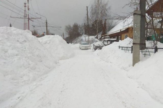 Во Владимирской области из-за сугробов пешеходы вынуждены идти по дороге