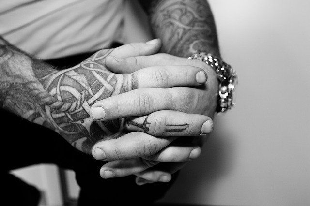 В Омской области пропал мужчина с татуировками на руках