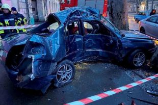 В Одесской области автомобиль врезался в дерево: есть жертвы