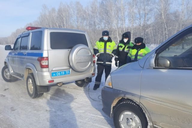 Инспекторы ДПС под Новосибирском помогли водителю на 40-градусном морозе