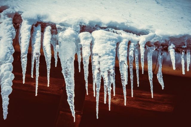 В Перми с жилого дома начали снимать гигантские ледяные сталактиты