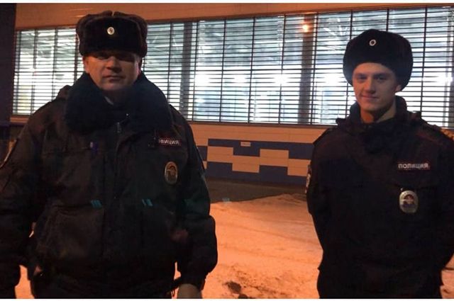 Полицейские спасли великолучанку