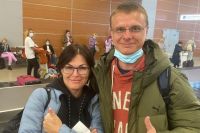 Юлия Чуланова и Василий Жданов в аэропорту.