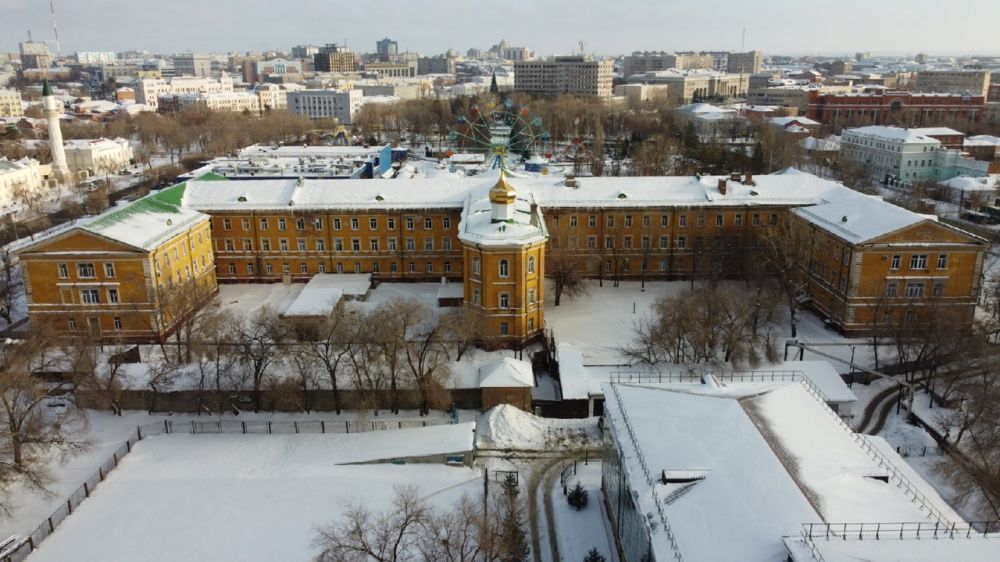 Корпуса пр. Неплюевский кадетский корпус в Оренбурге с высоты. Удмуртского кадетского корпуса с высоты птичьего полета. Неплюевская кадетка Оренбург с высоты птичьего полета. Плац удмуртского кадетского корпуса с высоты птичьего полета.