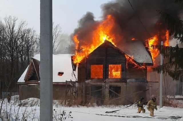 На севере Ульяновска неизвестные спалили недостроенный коттедж