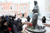 Несмотря на мороз, красноярцы собрались у памятника детям войны.