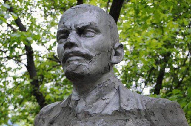 В Украине демонтировали последний памятник Ленину