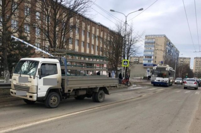 В Ставрополе троллейбус толкнул грузовик, и тот сбил ребёнка