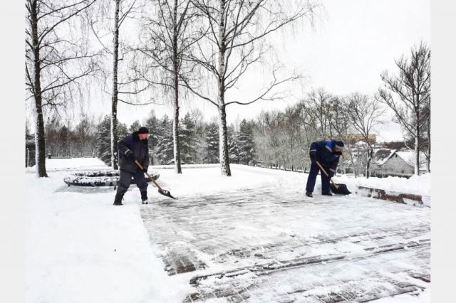 Рабочие чистят парки и скверы Смоленска от снега