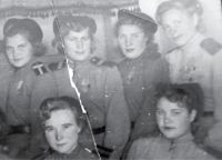 Справа в верхнем углу Мария Потехина, после замужества Бондарук. Фото 1945 года.