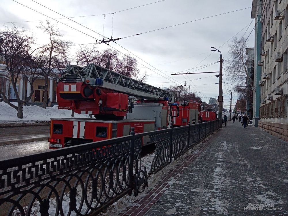На место выезжали не менее девяти пожарных расчётов.