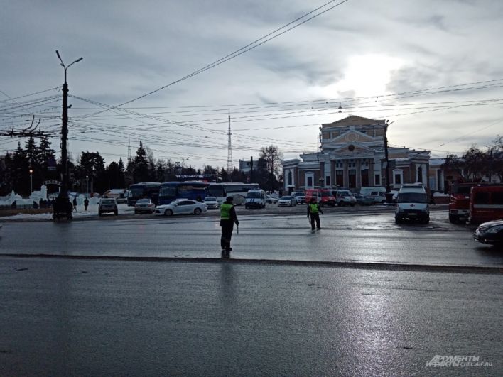 На перекрёстке проспекта Ленина и ул. Воровского работают регулировщики.
