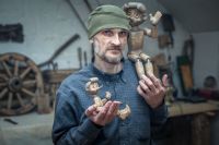 Станислав Дерябин, скульптор из Нижнего Тагила, может вырезать Буратино в любом образе.