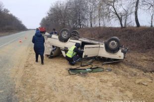 В Сумской области перевернулся легковой автомобиль: есть жертвы