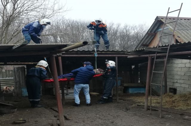 В Белореченске спасатели помогли спуститься с крыши пожилому человеку