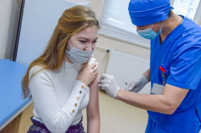 Почти 1,8 тыс. жителей Псковской области уже привились от коронавируса