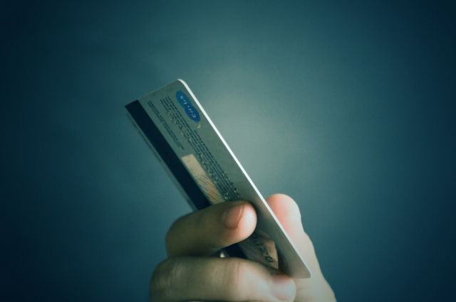 В Тульской области женщина украла кредитную карту своего знакомого
