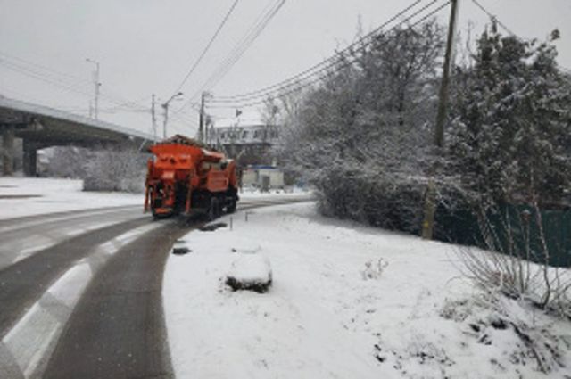 Власти пообещали вывести на улицы дополнительные бригады для уборки снега