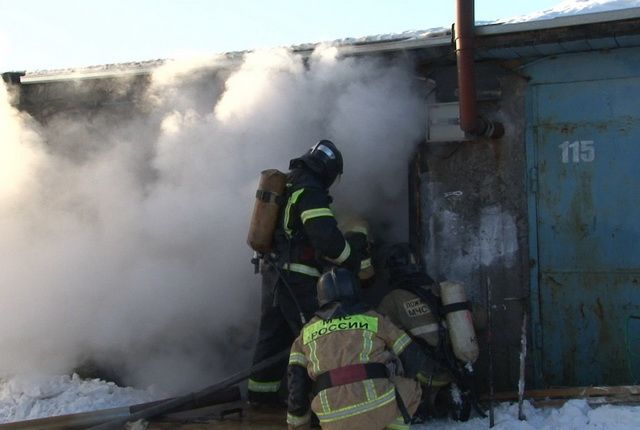 В Петропавловске пожарные полтора часа тушили бетонный гараж