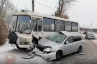  50-летний водитель автомобиля «Тойота Филдер» выехал на полосу встречного движения и столкнулся с автобусом ПАЗ.
