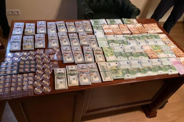 Полицейские обнаружили четыре миллиона в иностранной валюте, долларах и евро, и десятки миллионов в рублях.