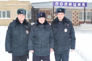Один из сотрудников охранял место происшествия, двое зашли в дом, чтобы найти возможных пострадавших и причин задымления.