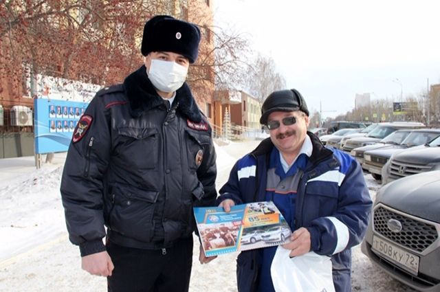 Тюменец поблагодарил автоинспектора за спасение жизни