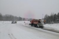 Во избежание аварийных ситуаций дорожные полицейские вручную регулируют поочередное движение большегрузов.