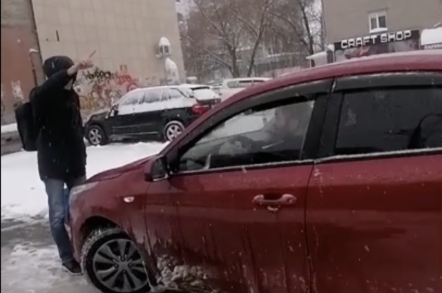 Пешеход встал на защиту тротуара от красной иномарки в Новосибирске