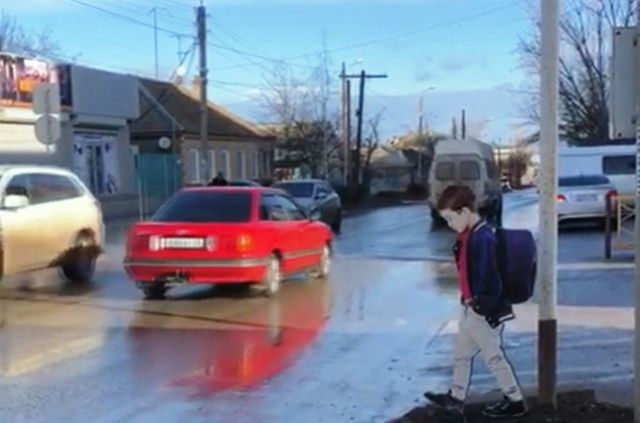 В Будённовске водитель пытался пропустить через дорогу макет школьника