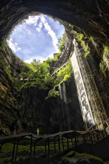 Падиракская бездна — пещера, расположенная недалеко от Грама в департаменте Лот во Франции. Точное время ее образования неизвестно, однако исследована она была впервые в 1889 году. Сейчас это популярный туристический объект: посетители могут спуститься на 75 метров вниз на лифте или по лестнице.