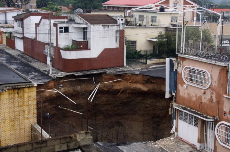 В 2010 году в Гватемале после проливных дождей, вызванных штормом, образовалась большая дыра, поглотившая здание швейной фабрики.