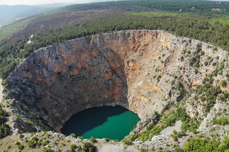 Также в Хорватии около города Имиотски находится глубокая воронка, сформированная в результате разрушения подземной пещеры. Образовавшееся в ней озеро названо Красным, из-за красновато-коричневого цвета окружающих скал, его разведанная глубина составляет примерно 530 метров.