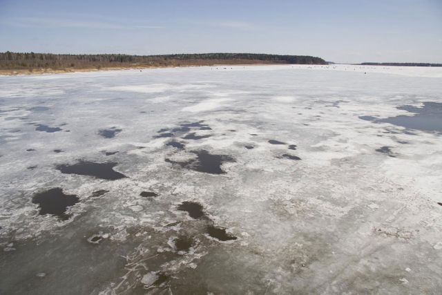 На псковских водоёмах начал таять лёд
