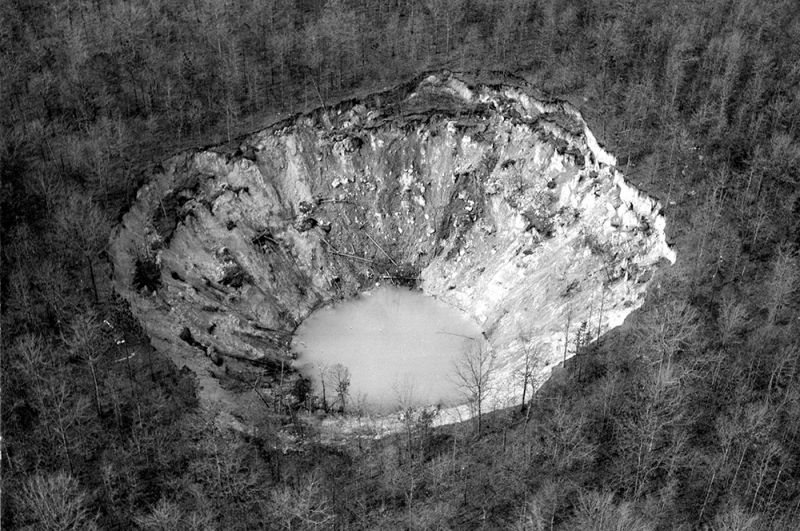 Большая воронка образовалась в 1972 году в Монтевалло, штат Алабама, в результате искусственного понижения уровня воды в соседнем каменном карьере. Ее называют «Декабрьским великаном», ведь ее размеры весьма внушительны: длина 130 метров, глубина — 30.