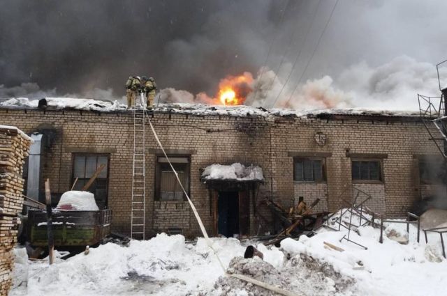 Административное здание горит в Семенове в Нижегородской области