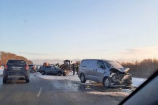 На Ордынской трассе в Новосибирске столкнулись микроавтобус Hyundai Starex и седан Toyota Carina