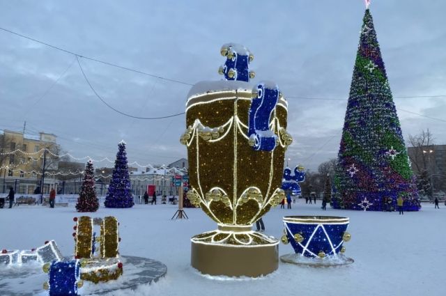 В Оренбурге новогодний городок на площади Ленина работает последний день
