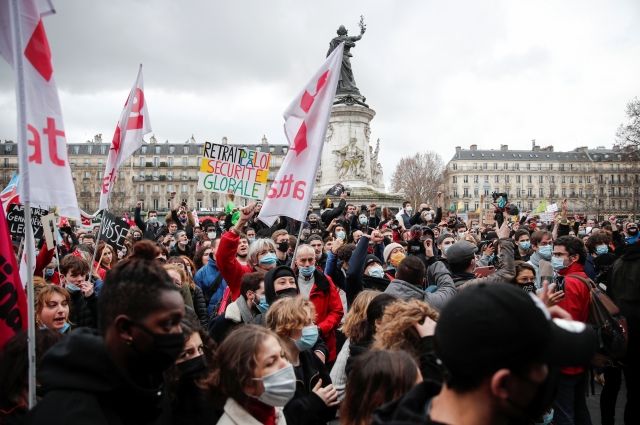 В акциях протеста во Франции приняли участие свыше 32 тысяч человек