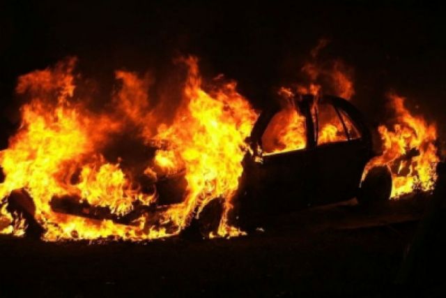 Во дворе на Югорской Ханты-Мансийска взорвалась машина