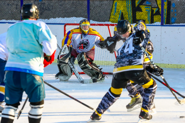 Во Владивостоке прошли матчи по дворовому хоккею