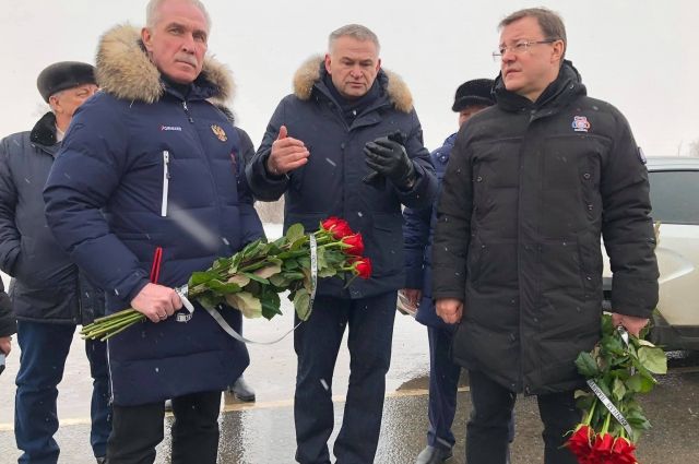 Морозов и Азаров возложили цветы на месте ДТП, унёсшего жизни 12 человек