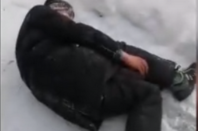 В Красноярске парень спрыгнул с парапета филармонии и сломал ногу (видео)