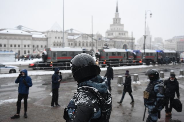 В Москве на акции протеста сотруднику Росгвардии распылили в лицо газ