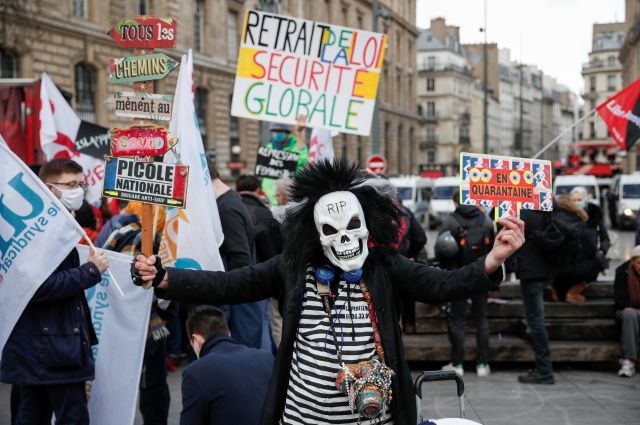 Во Франции прошли митинги против права однополых пар на ЭКО