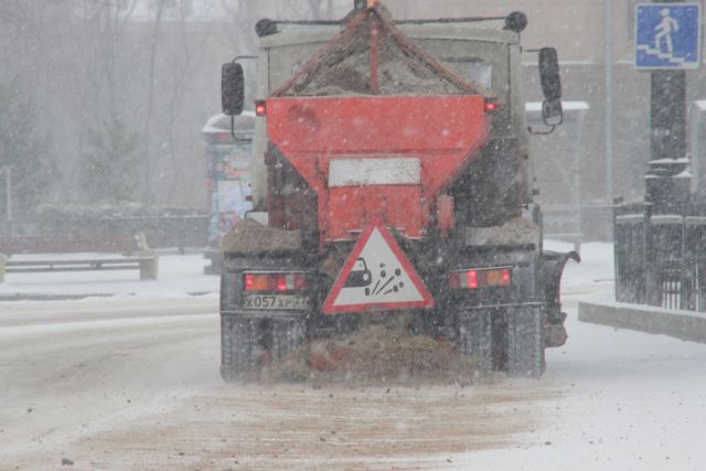 В Хабаровске на борьбу со снегом вышли 30 единиц спецтехники