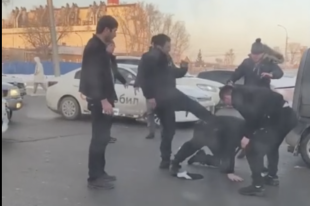 Водитель службы такси «Ситимобил» на автомобиле KIA Rio и его пассажиры подрались с водителем минивэна на площади Труда в Новосибирске 31 января.