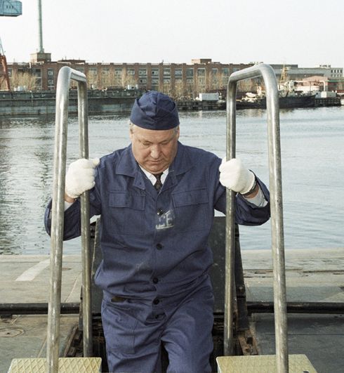 Президент России Борис Ельцин поднимается на подводную лодку во время рабочей поездки по европейскому Северу, 1992 год.